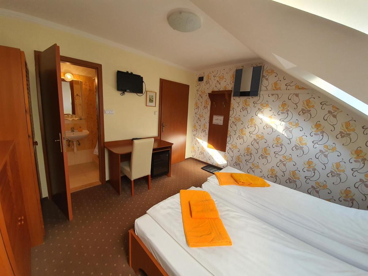 Platan Szallashely Hotell Sándorfalva Exteriör bild